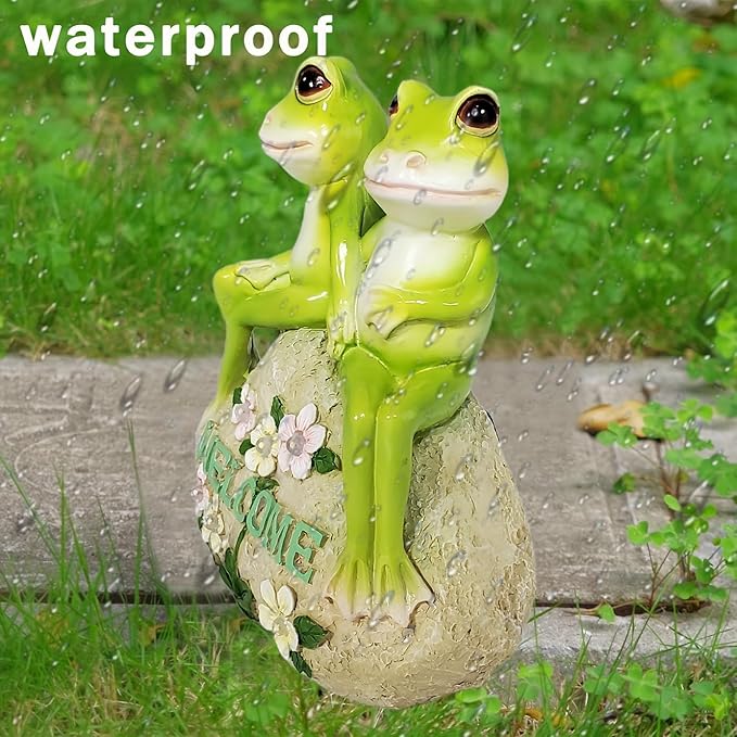 Solar Powered Frog Couple Statue with LED Lit Flowers Welcome Sign 7-Inch Tall Resin Garden Decor Romantic Ornament Gift for Porch Patio Housewarming Wedding Outdoor Decor
