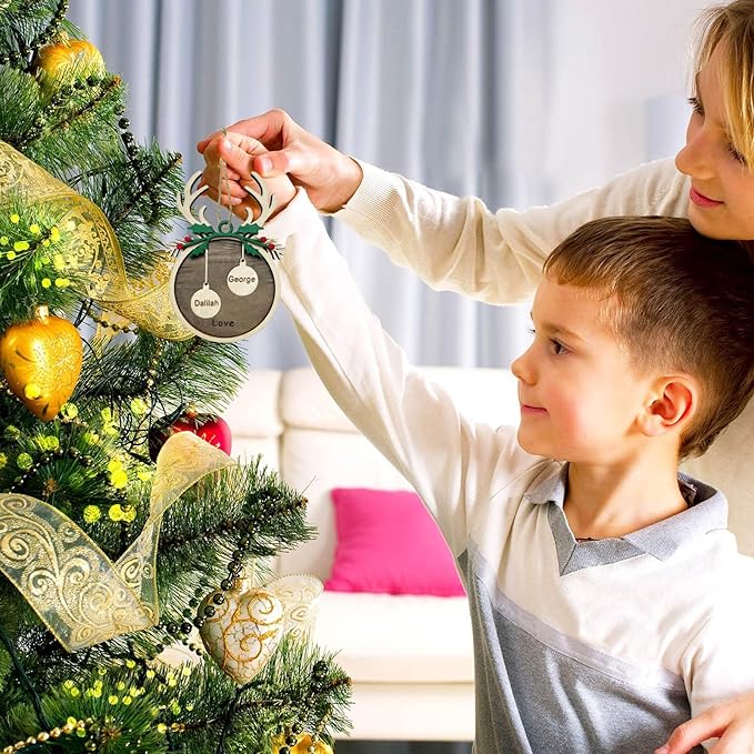 2025 Personalized Christmas Ornaments Family of 2/3/4/5/6/7/8,Custom Reindeer Christmas Wooden Ornaments Deorations with Names,Customized Xmas Ornament Tree Deorations,Personalized